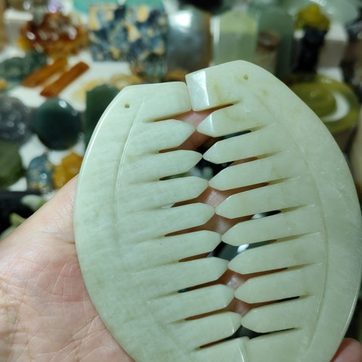 孟***平岫玉未镶嵌玉梳子