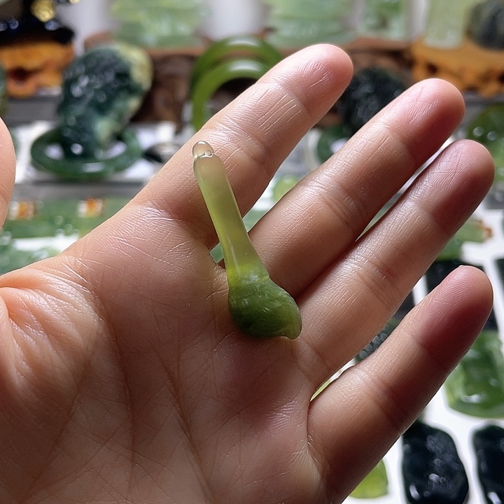 蛇纹石玉颈饰未镶嵌