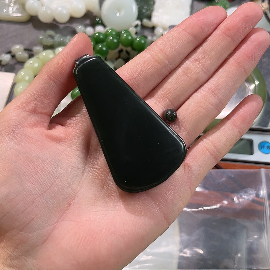 和田玉（青玉）颈饰未镶嵌特细无事牌