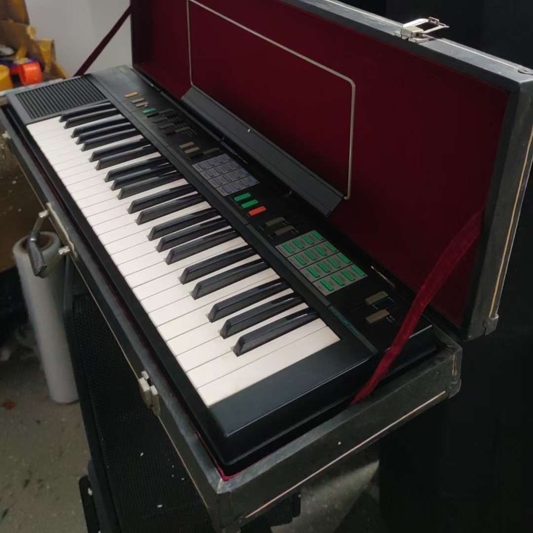 8新  二手电子琴一台，不包邮费。