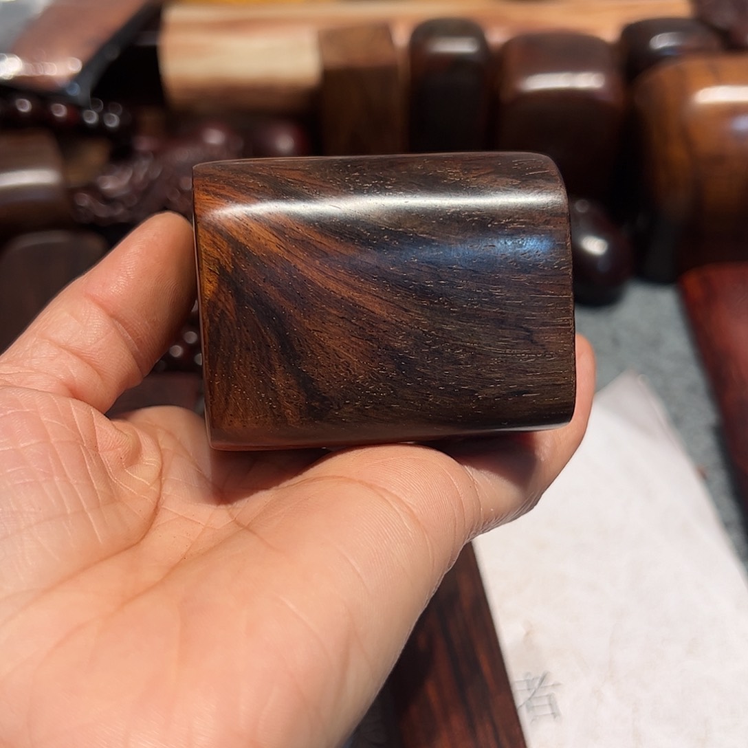 交趾黄檀（大红酸枝）尘*