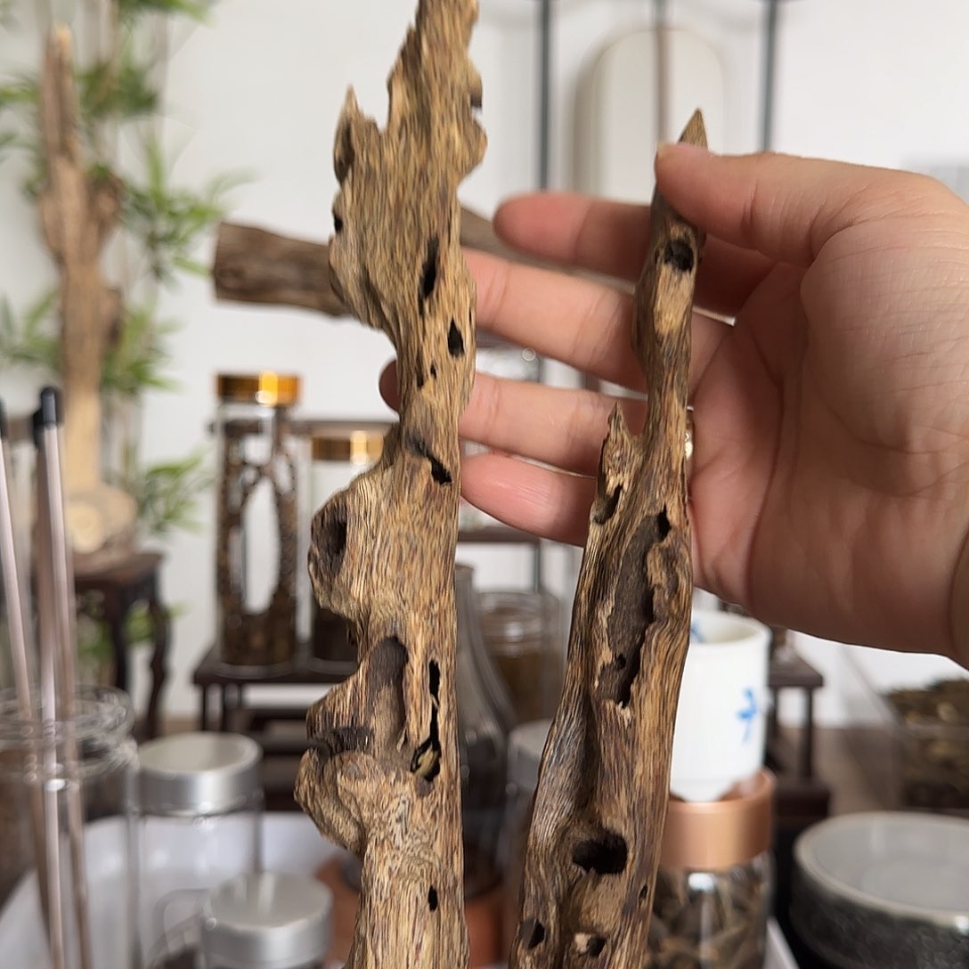 沉香沉香碎屑透顶绿+乌身虫漏53克+