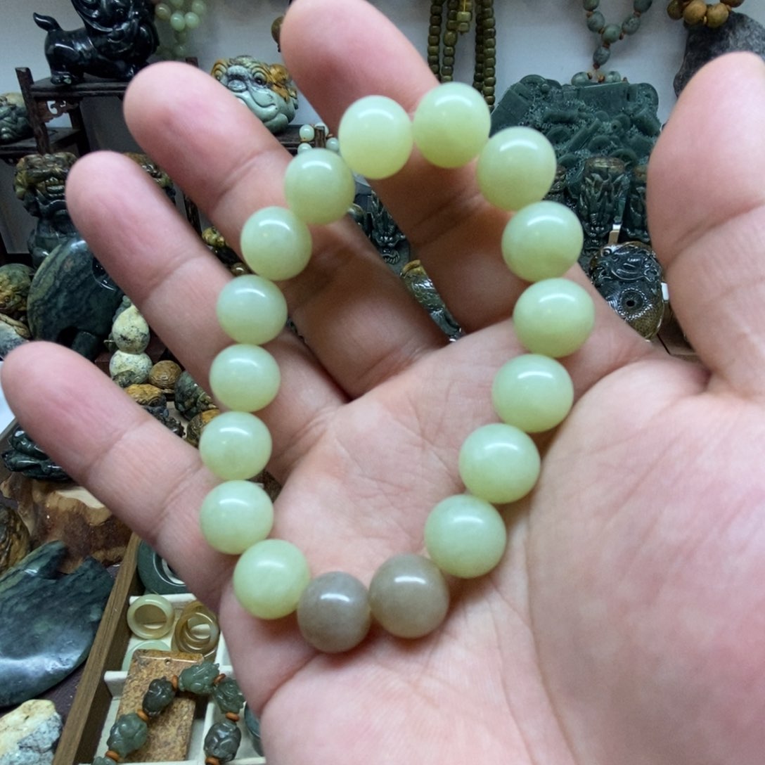 未镶嵌岫岩老玉（透闪石质玉）把件