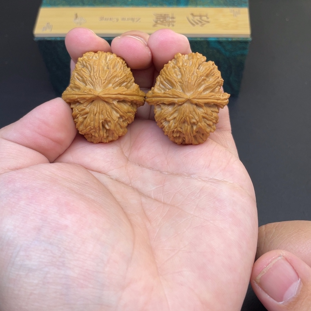 文玩核桃吊坠三角白