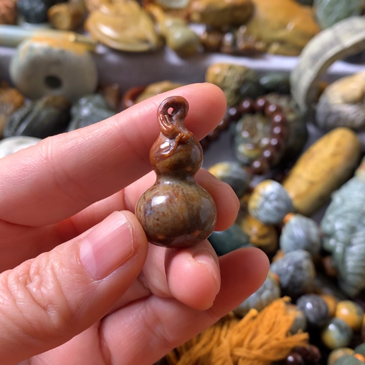 未镶嵌岫岩河磨玉（透闪石质玉）把件