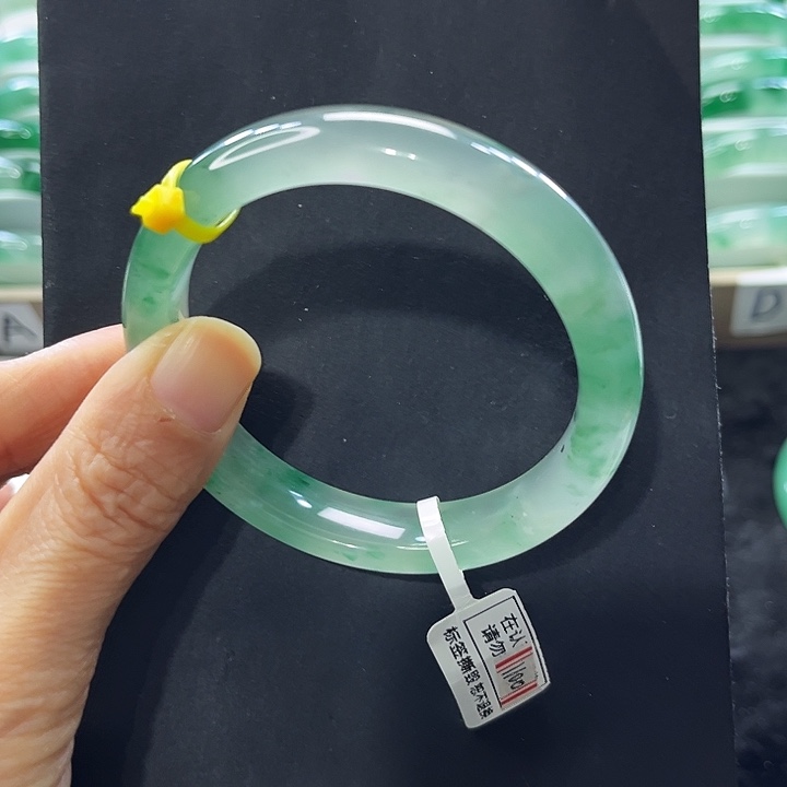 石英质玉（非洲翠）未镶嵌手镯67号