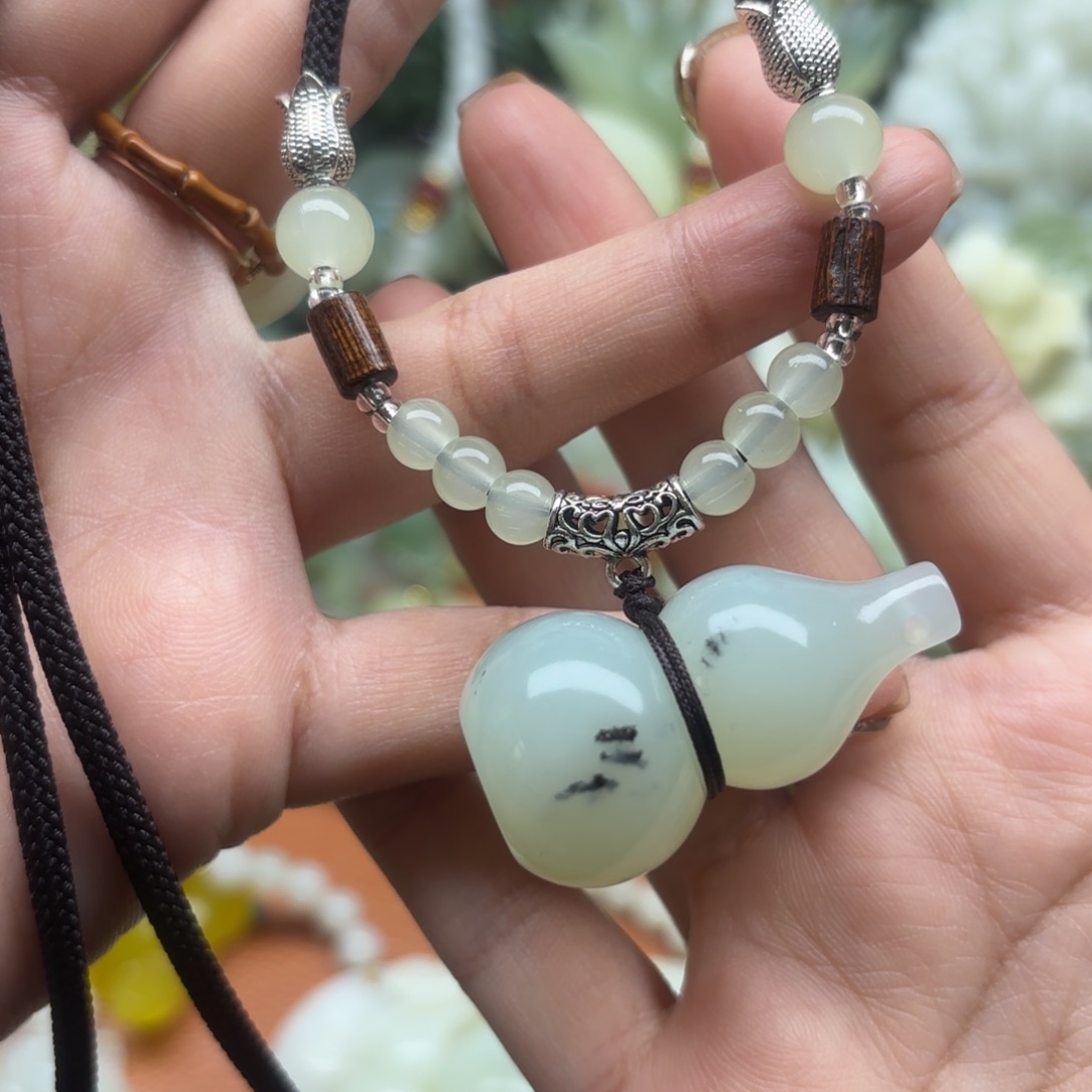 蛇纹石玉未镶嵌颈饰