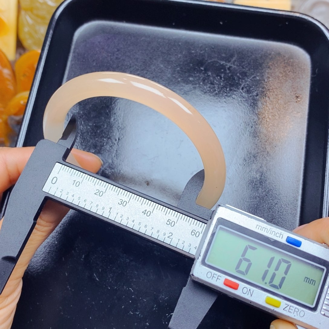 石英质玉（黄龙玉）未镶嵌颈饰