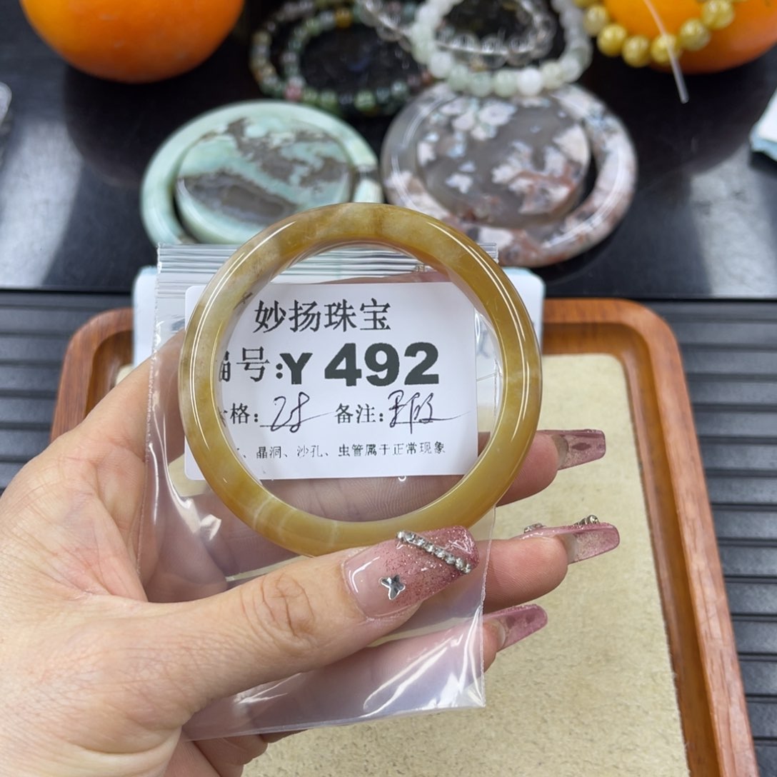 硅化珊瑚（珊瑚玉）瑕未镶嵌草**?