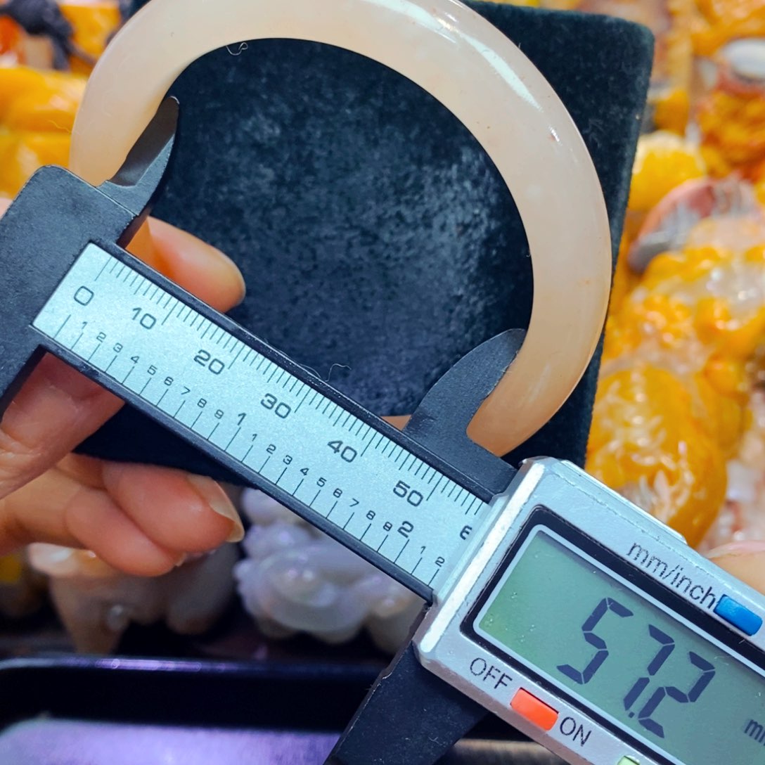 未镶嵌石英质玉（黄龙玉）颈饰