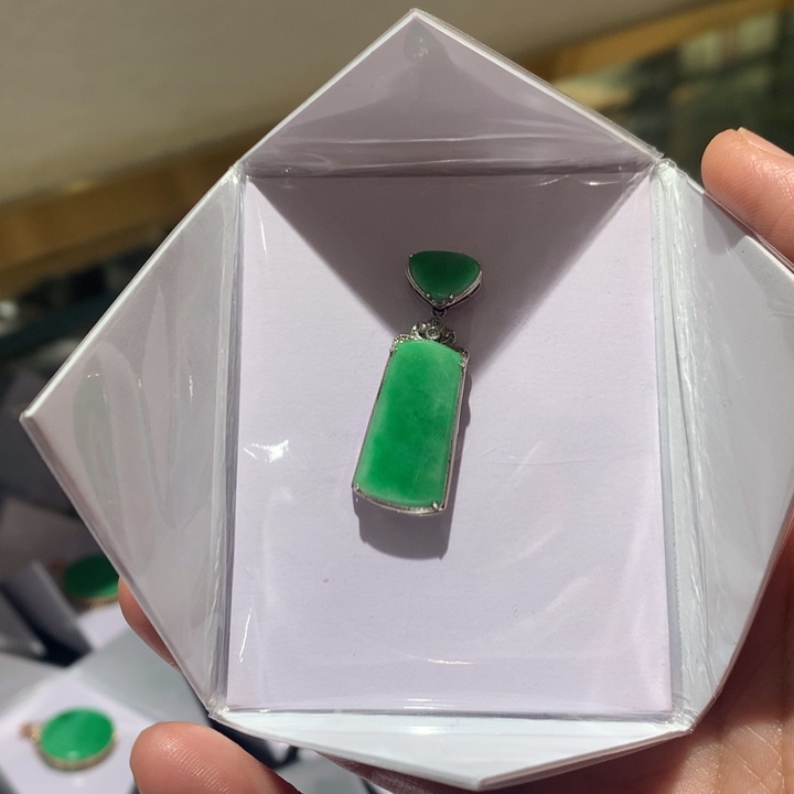 翡翠颈饰18K金镶嵌翡翠吊坠