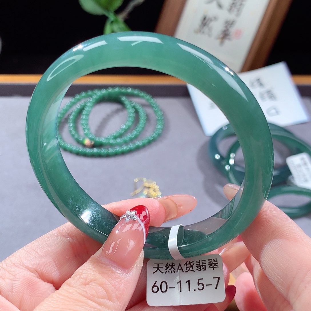 翡翠手镯（圆镯）未镶嵌