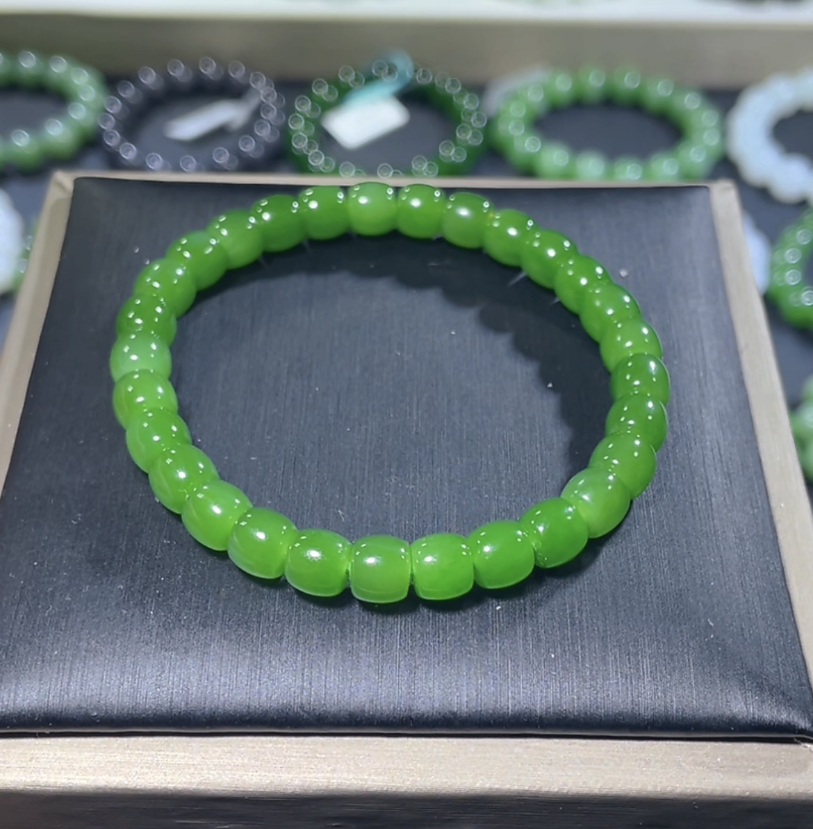 高端和田玉俄罗斯碧玉老坑辣阳绿无瑕直切手串约7mm时尚女士手链