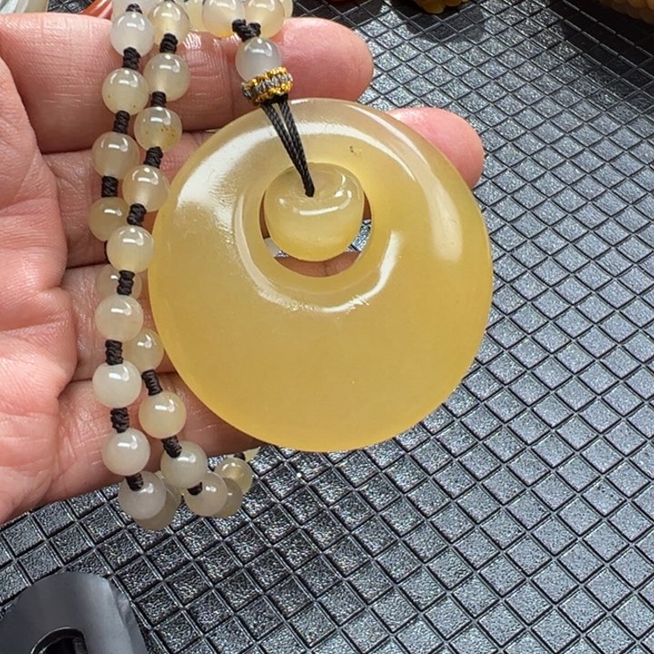 石英质玉（黄龙玉）颈饰未镶嵌