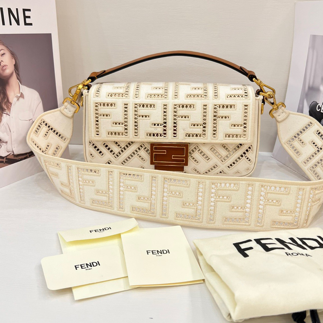 99新 FENDI/芬迪 Fendi芬迪新款限量版镂空法棍中号白色