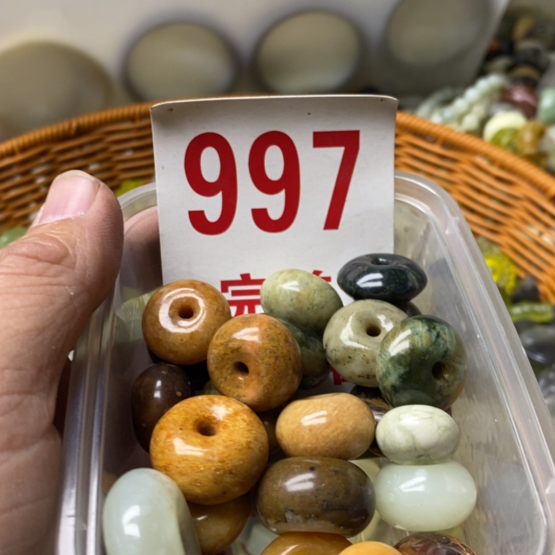 蛇纹石玉挂坠未镶嵌