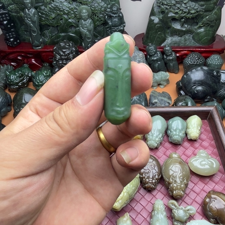 和田玉未镶嵌把件