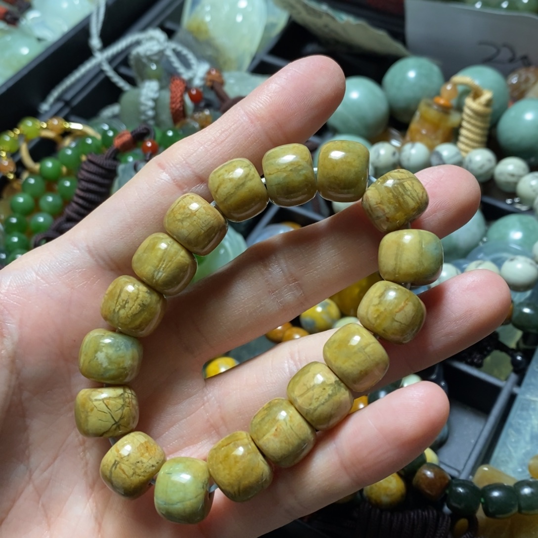 蛇纹石玉未镶嵌颈饰