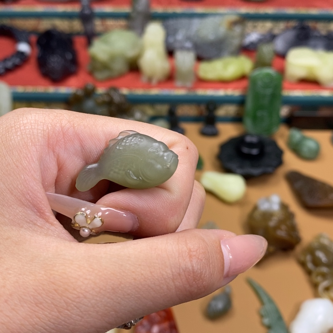 和田玉颈饰未镶嵌黑*?