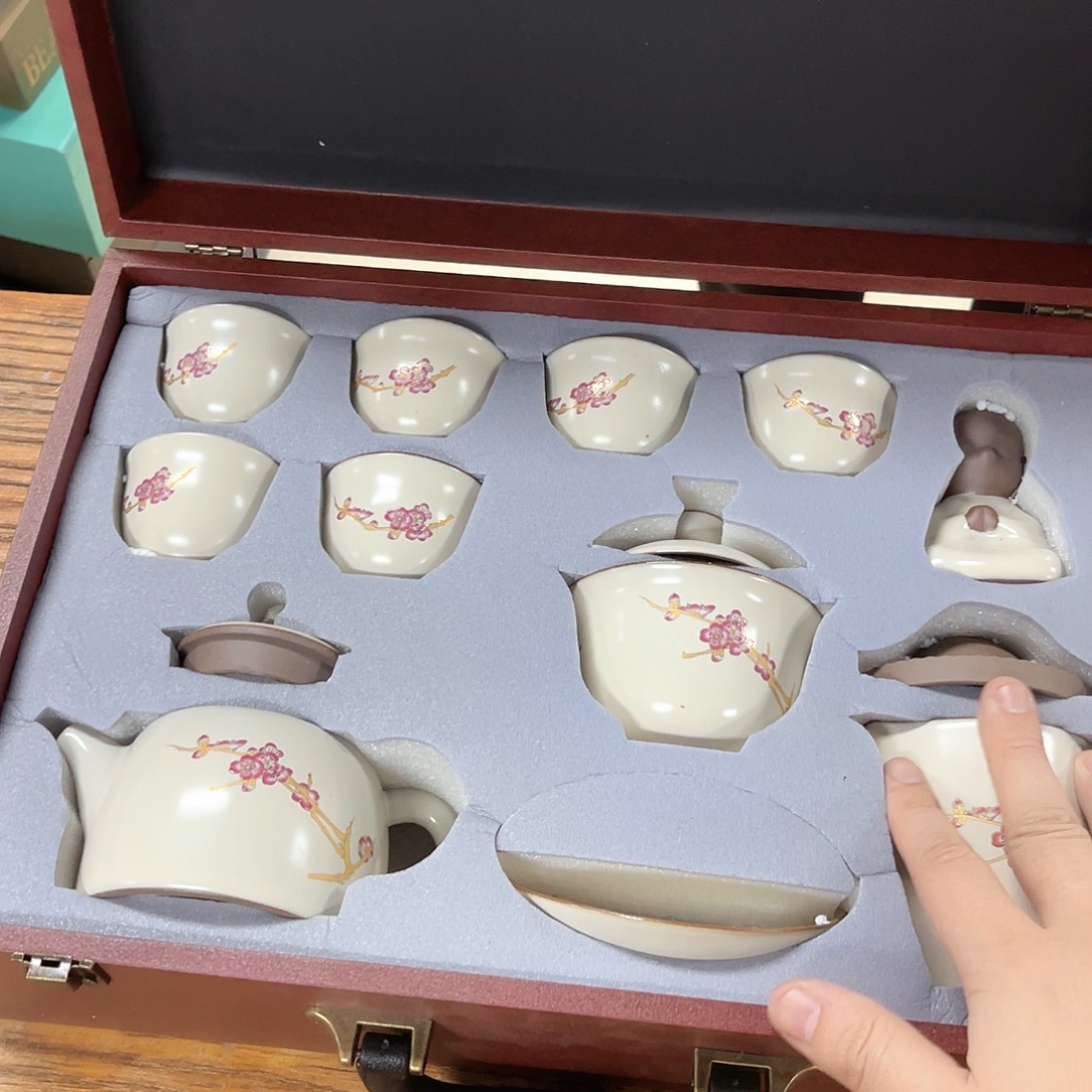 孤品茶具套装等。        