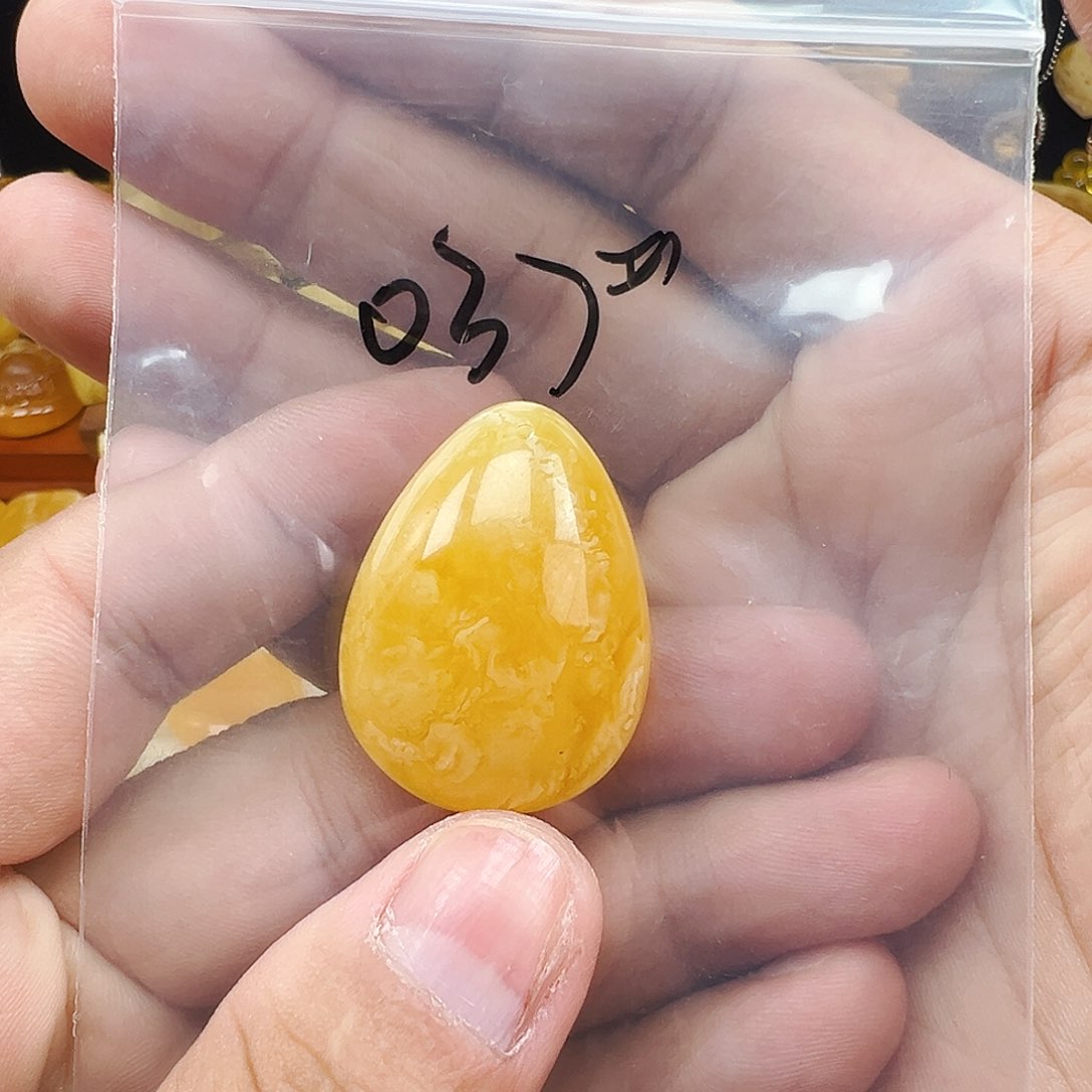 蜜蜡颈饰未镶嵌水滴，有粉点，7克