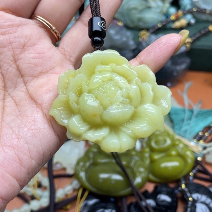 蛇纹石玉未镶嵌吊坠