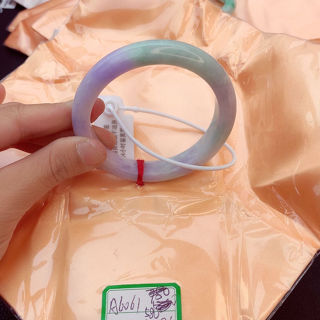 翡翠手镯未镶嵌翡翠
