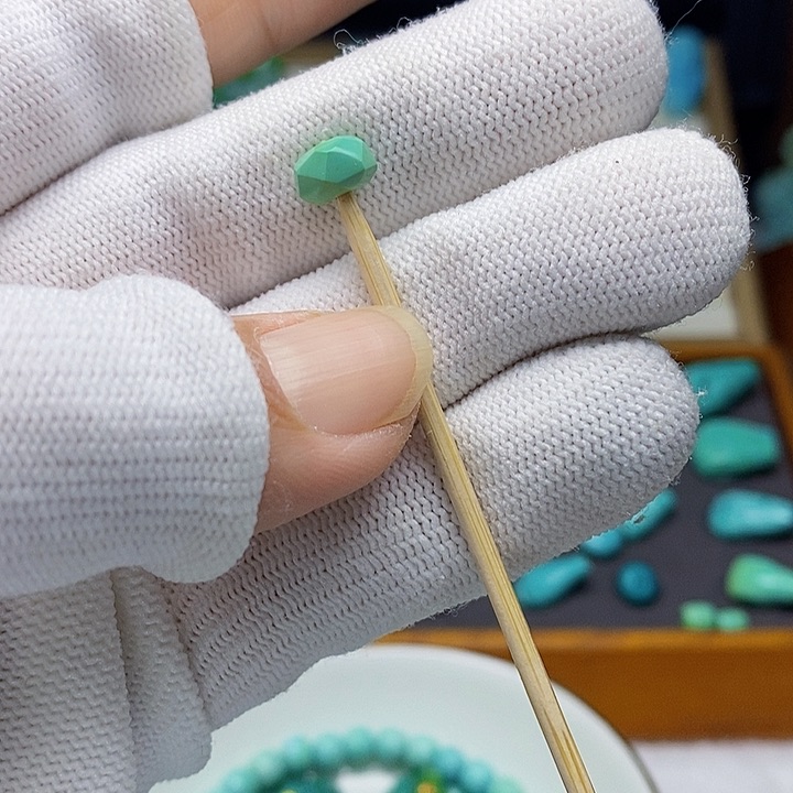 绿松石颈饰未镶嵌