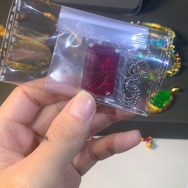 非金属吊坠。                