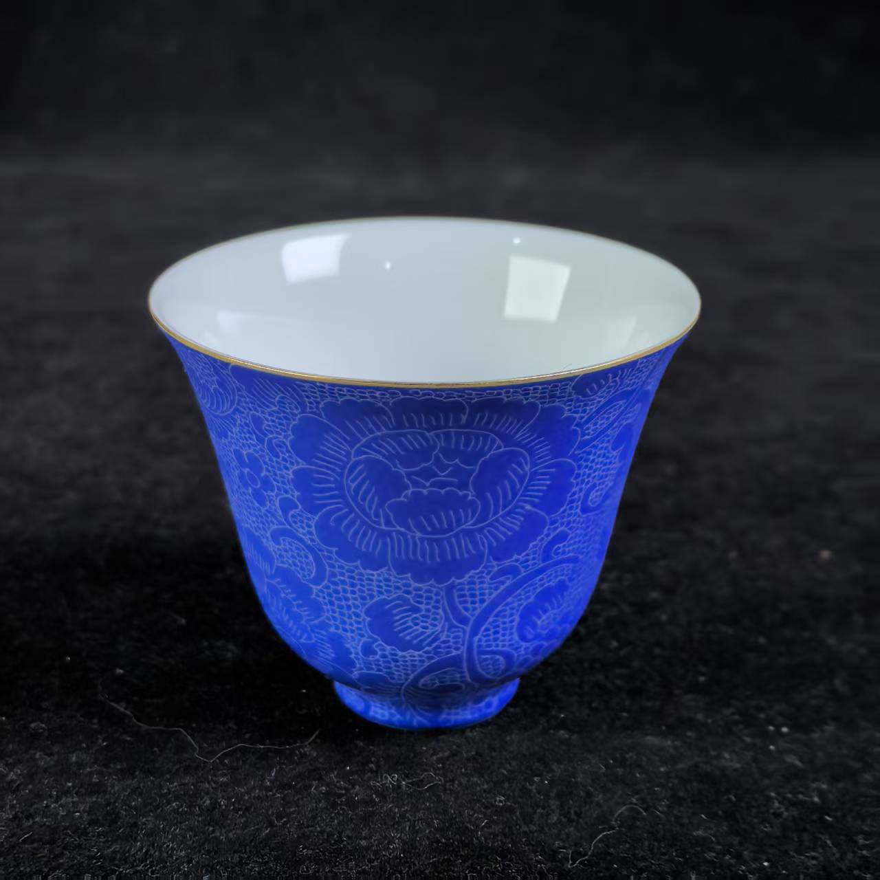 M蓝地轧道花卉纹铃铛杯