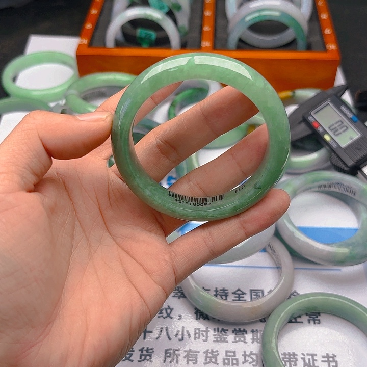 翡翠未镶嵌手镯5657x4. 22