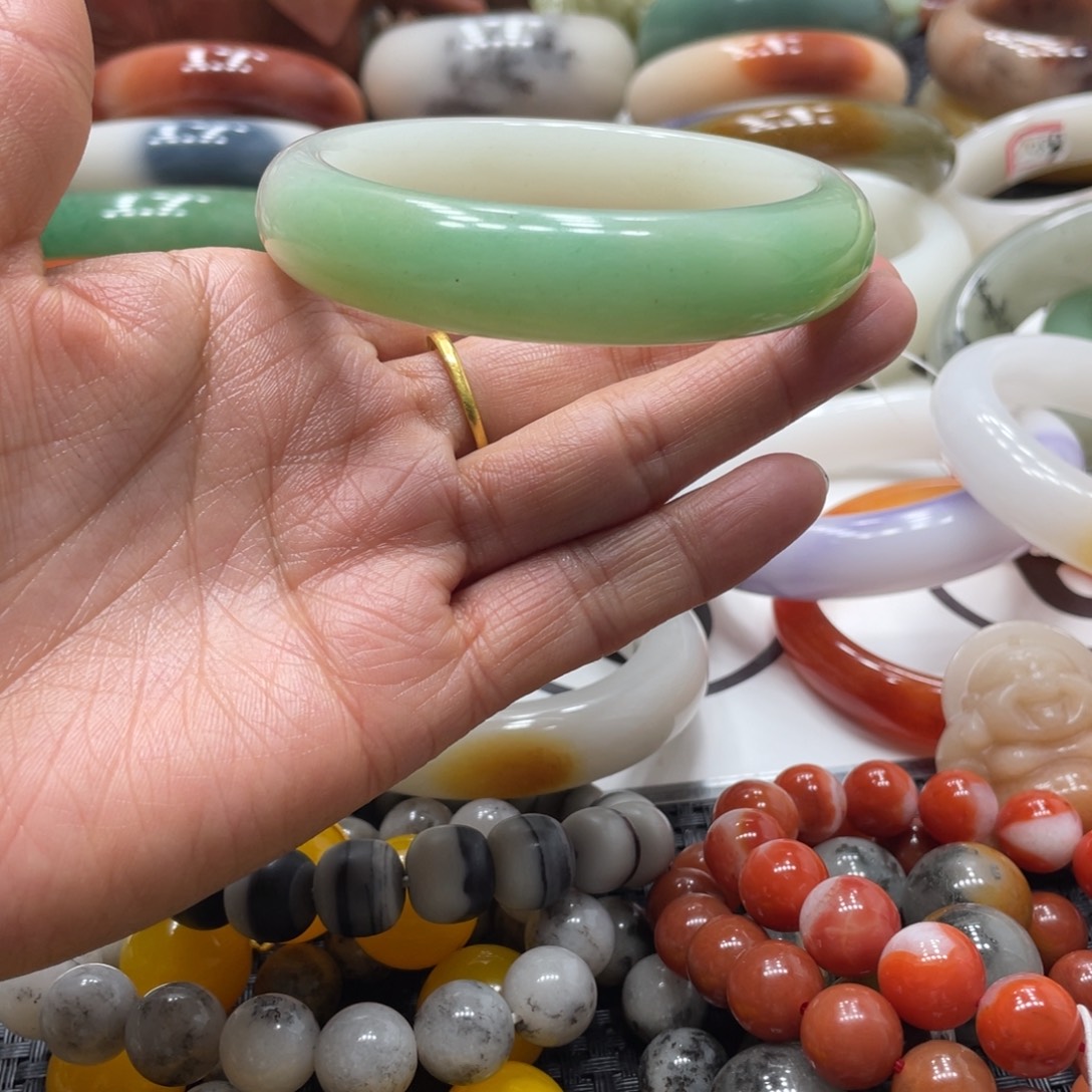 石英岩玉未镶嵌手镯