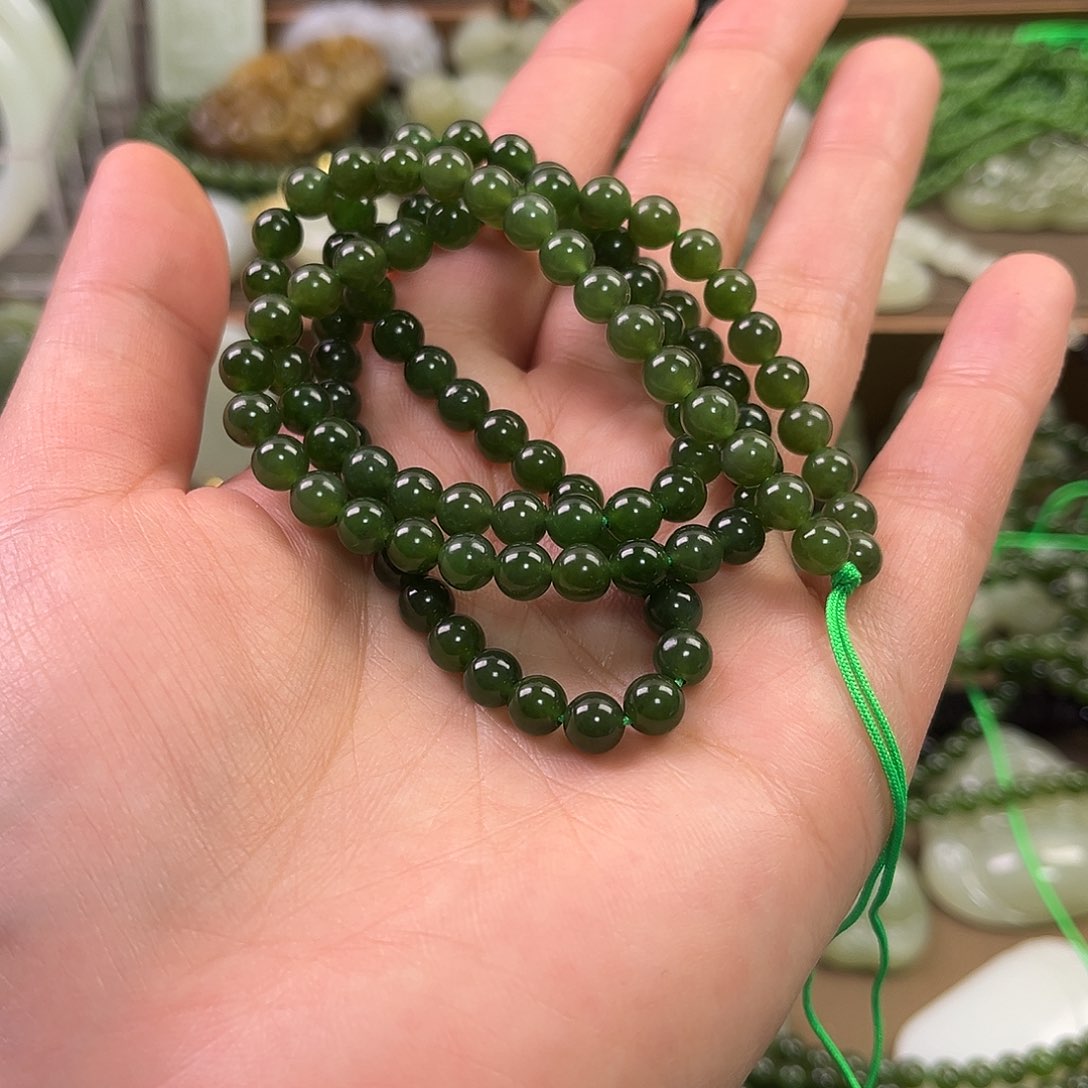 和田玉颈饰未镶嵌财****?