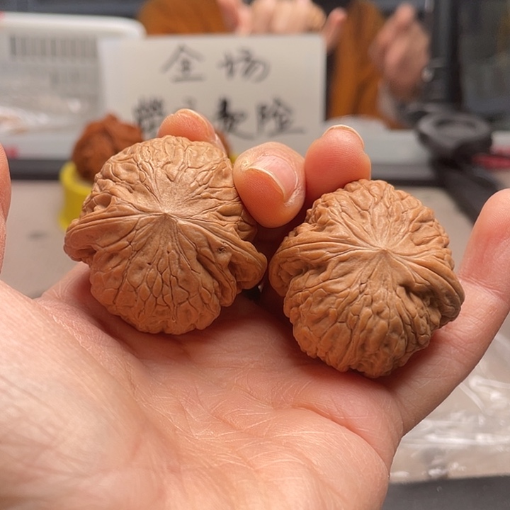 手串文玩核桃铁锤而26.9来岁大美女