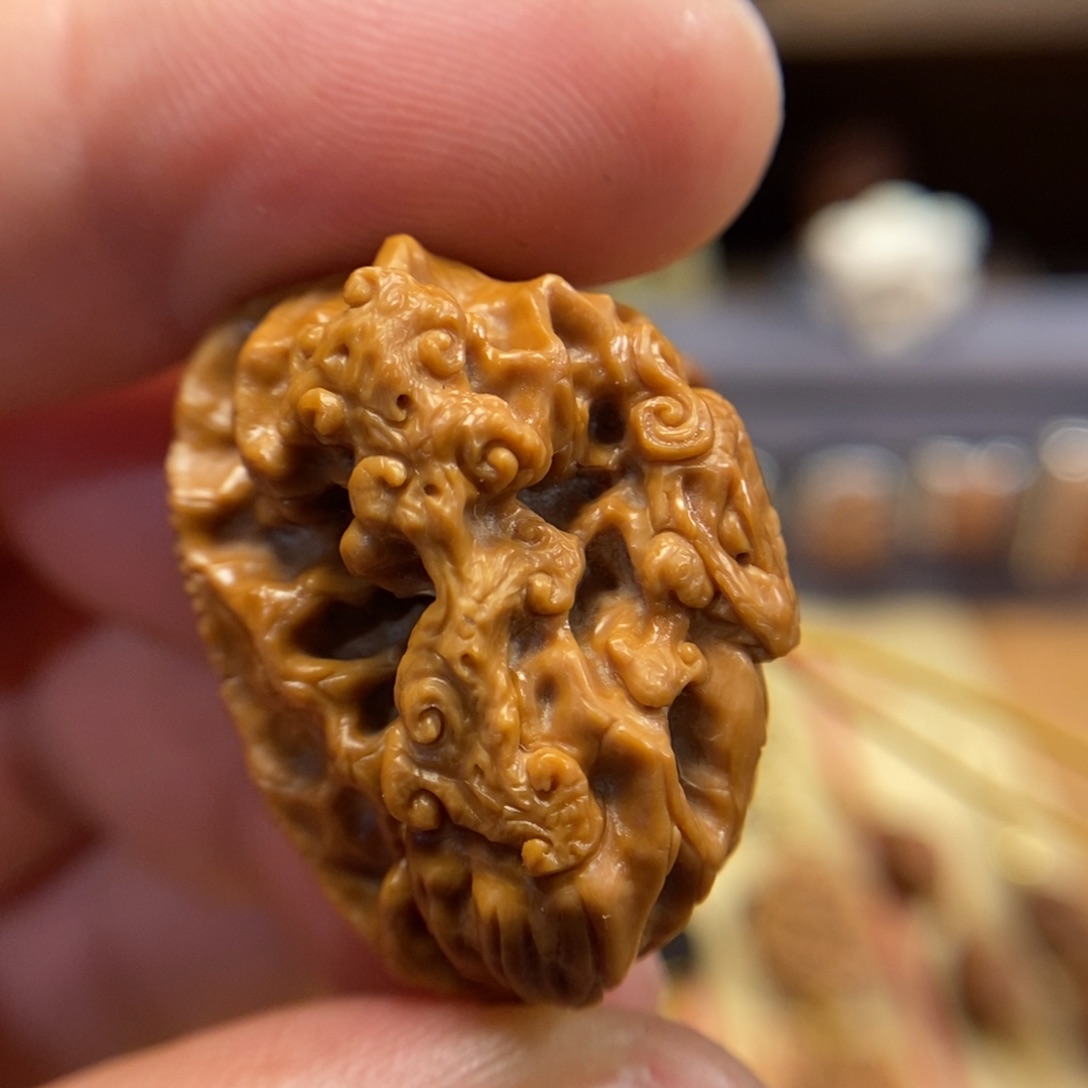 潍坊核雕桃核雕刻灵蛇献瑞