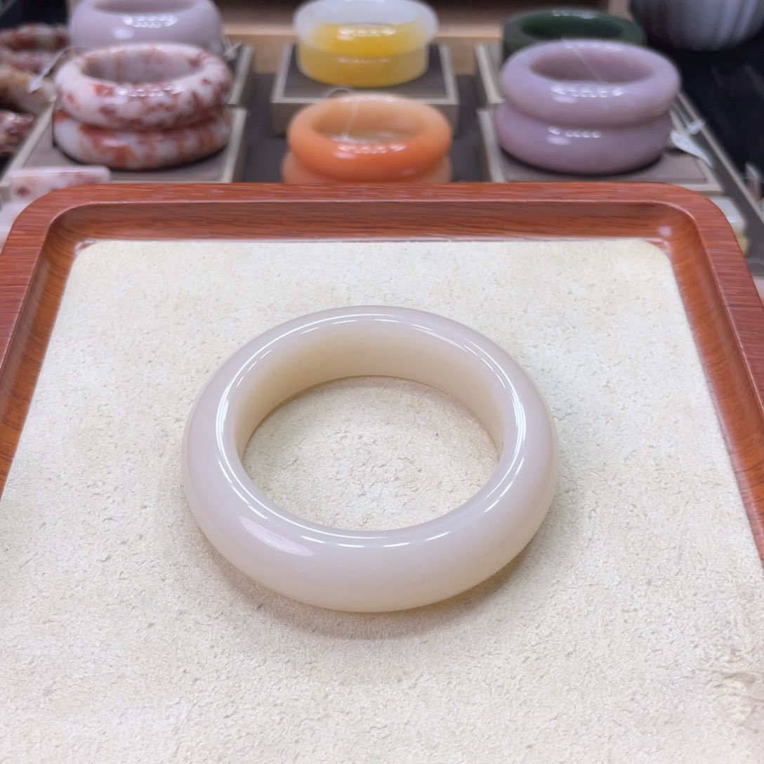 石英岩玉手镯未镶嵌燕*