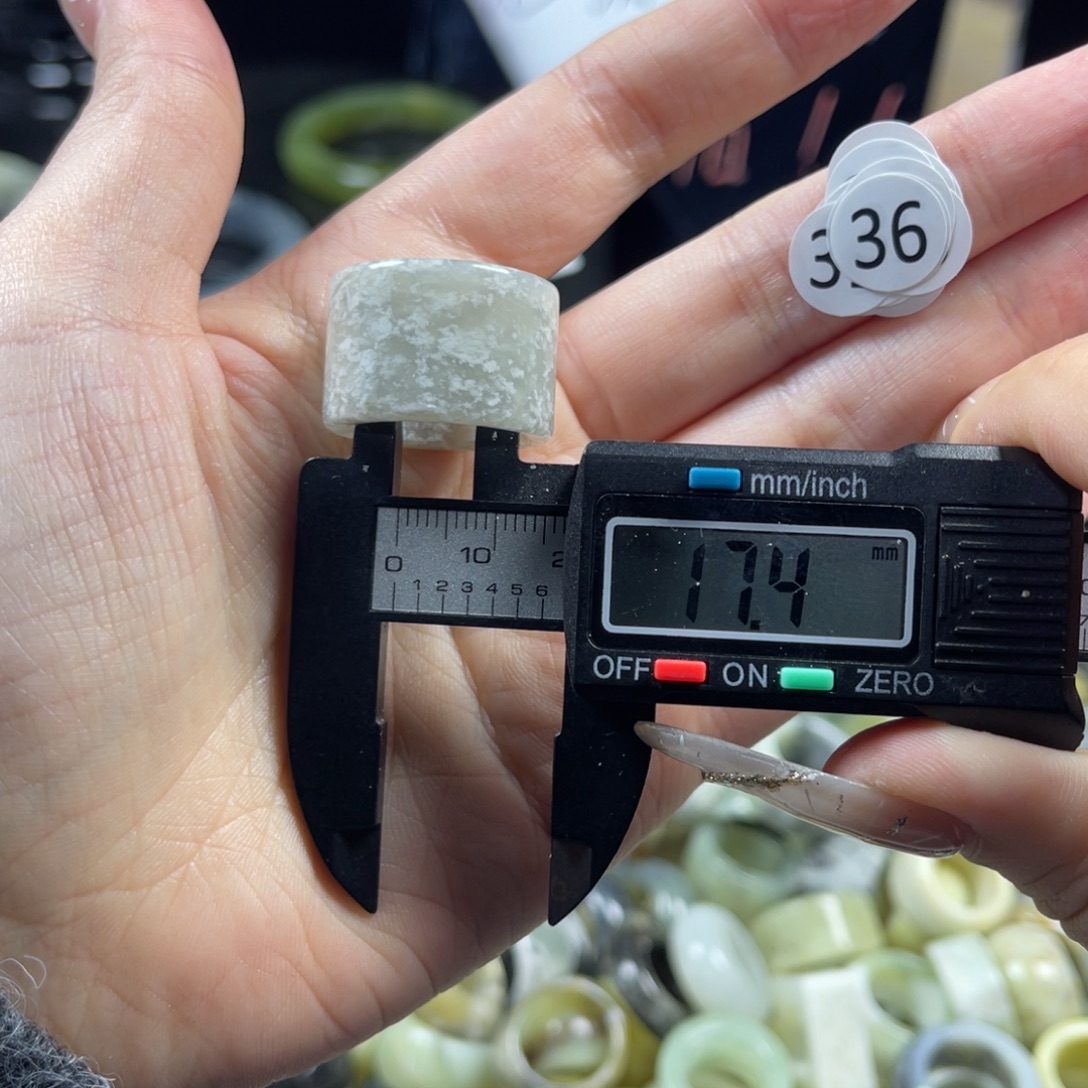 蛇纹石玉未镶嵌戒指