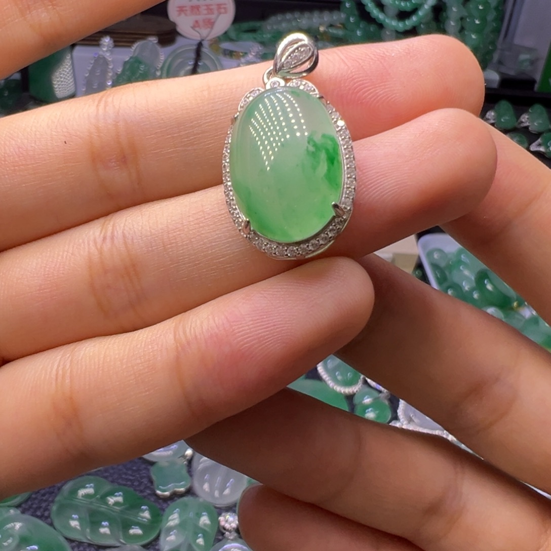 石英质玉（非洲翠）未镶嵌颈饰