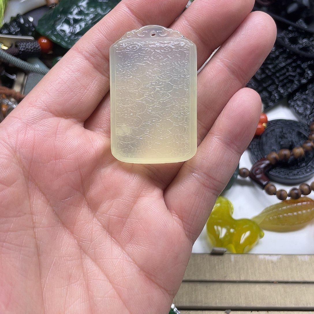 上***心蛇纹石玉未镶嵌颈饰