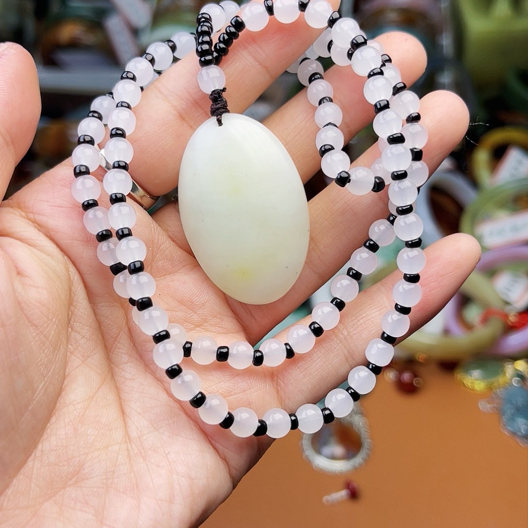 蛇纹石玉颈饰未镶嵌