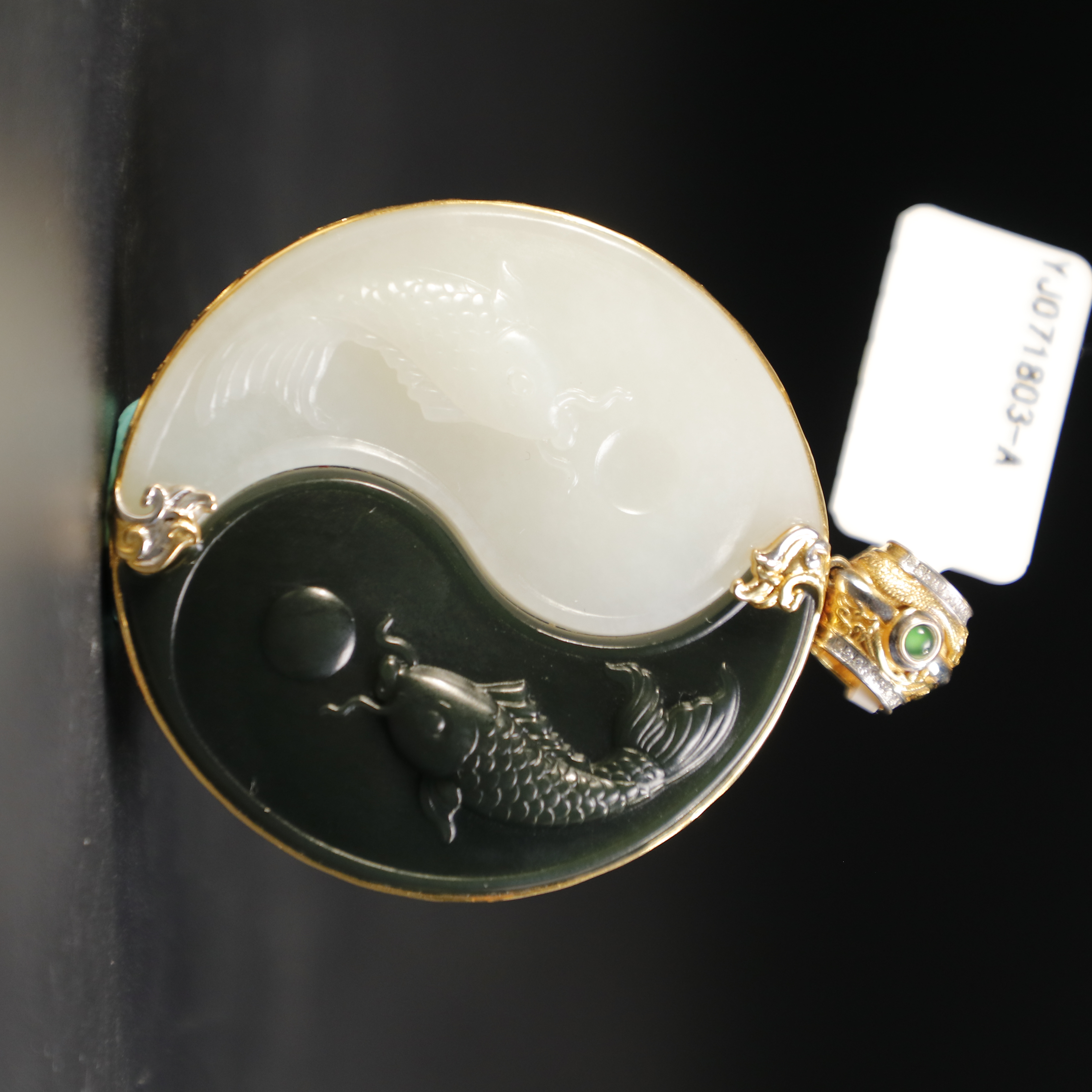 lot8830和田玉太极鲤鱼圆牌挂件/云南典藏