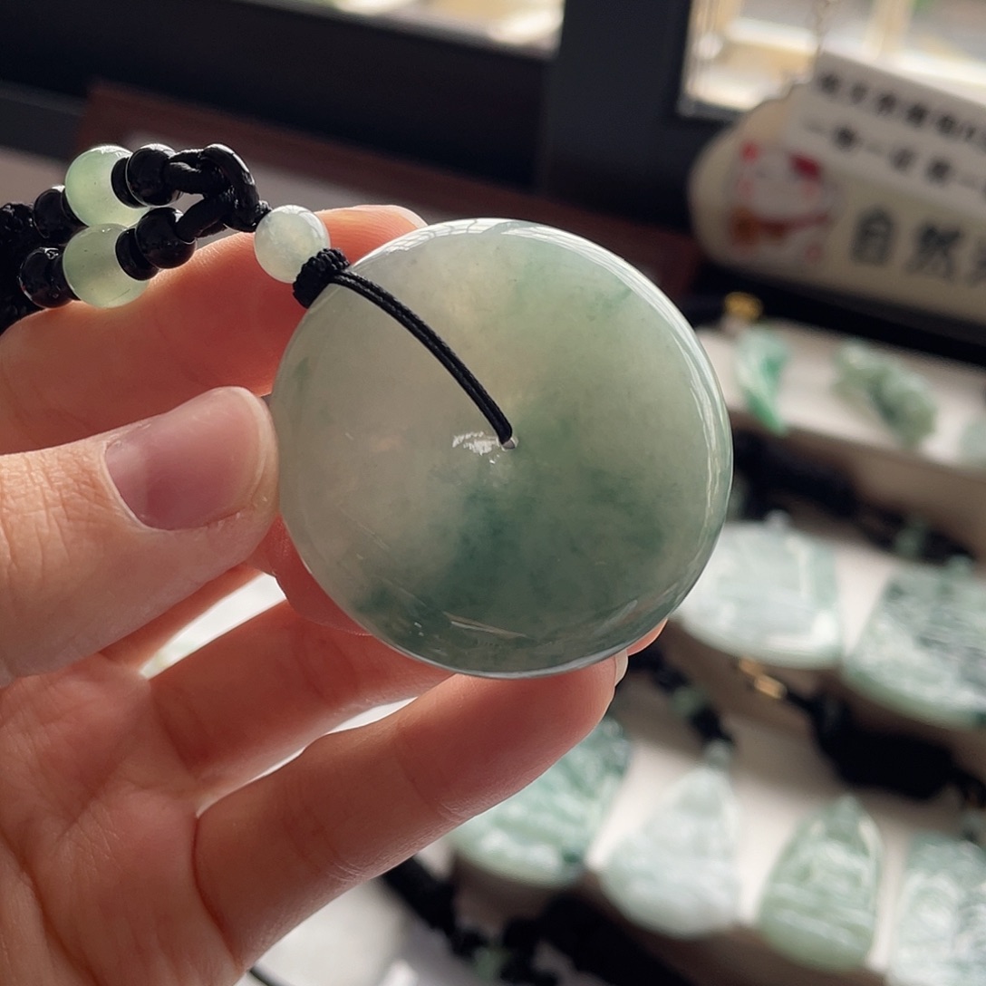 翡翠未镶嵌颈饰平安扣