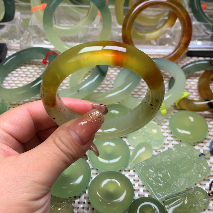 蛇纹石玉手镯52圈口微瑕未镶嵌