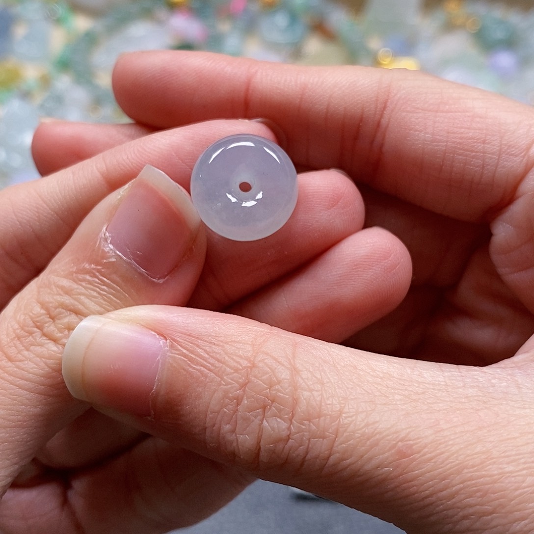 翡翠颈饰未镶嵌闪