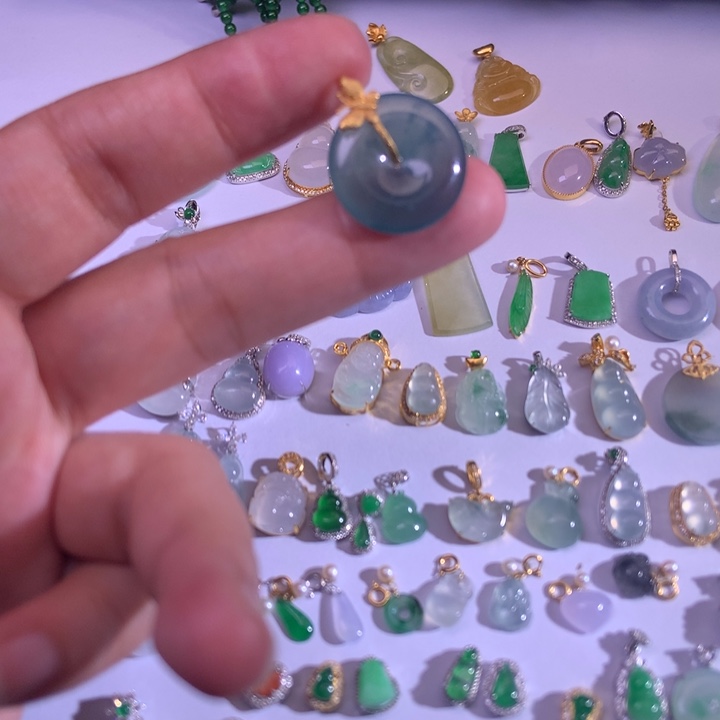 翡翠18K金镶嵌颈饰