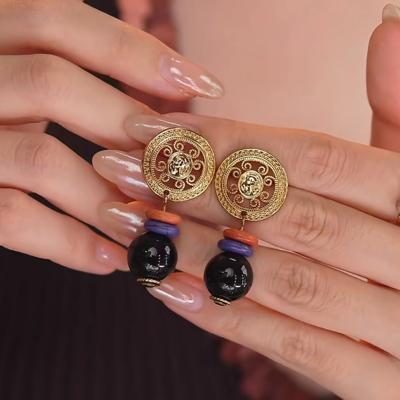 愿岛 黄铜琉璃耳饰 法式复古气质小众镂空雕花设计黑色耳环EH2668