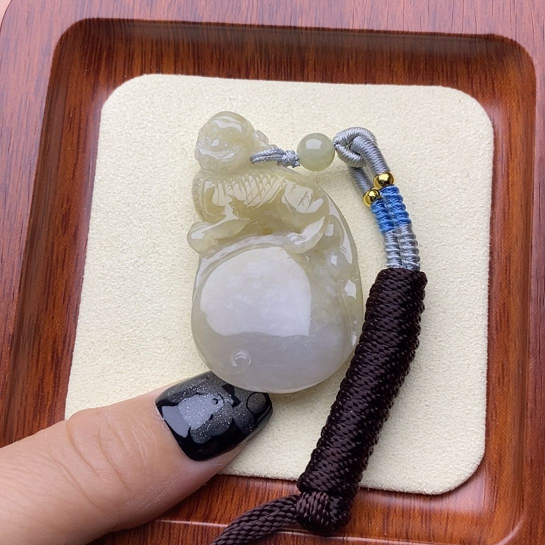 翡翠未镶嵌颈饰金丝猴挂件