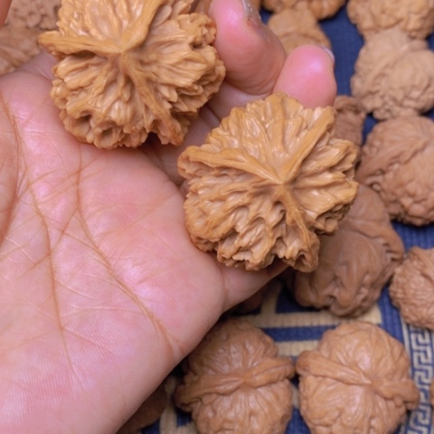 【闪购商品】文玩核桃吊坠老*头帝王三棱46