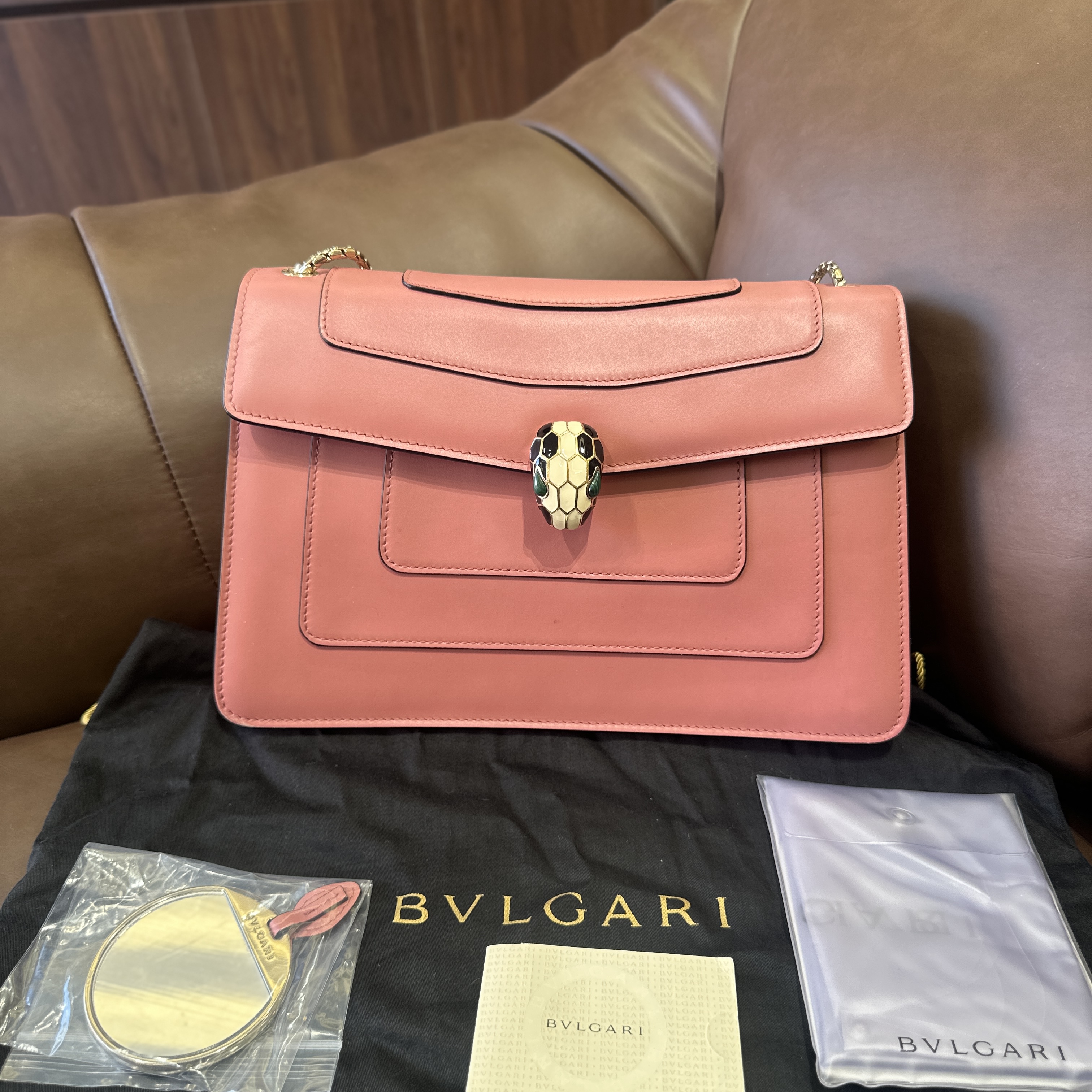 99新 BVLGARI/宝格丽 蜜桃粉蛇头包中号/镜子雨衣尘袋在 