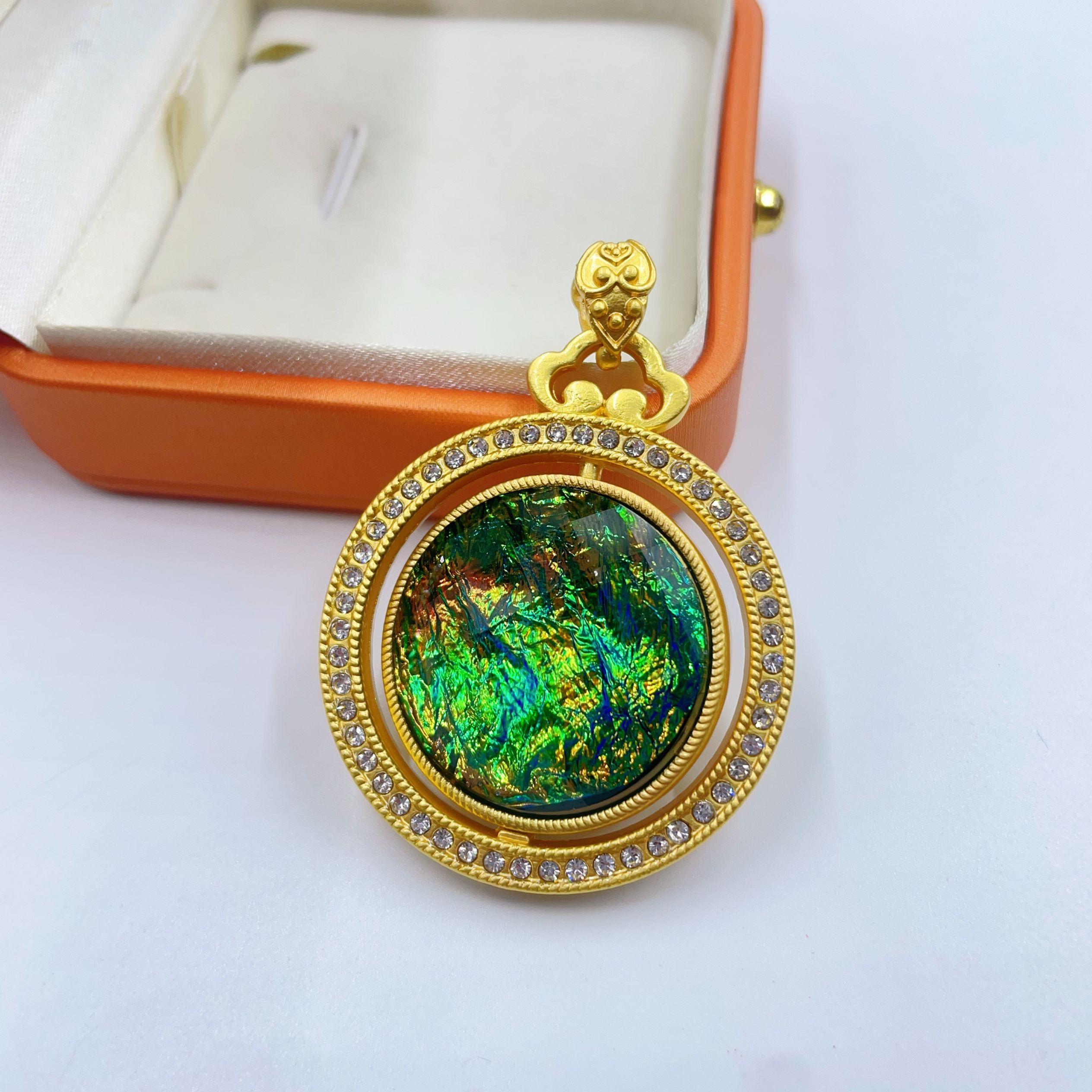 2776  绿色圆形雕刻吊坠多样性发货